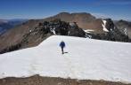 Atravessando trecho de neve na volta do cume do Cerro Piltriquitrón, em El Bolsón, na Argentina
